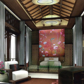 De longs rideaux sur de hautes fenêtres