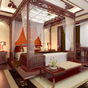 Rideaux lumineux sur un auvent en bois