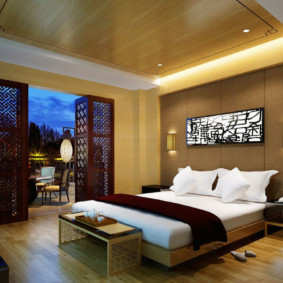 Couvre-lit marron sur un lit blanc