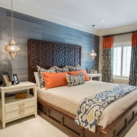 Panneaux en bois sur le mur de la chambre