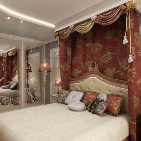 Mur miroir dans une chambre moderne