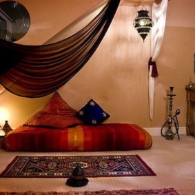 Lit sans cadre à l'étage de la chambre