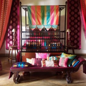 Canapé de forme fantaisie sur pieds en bois