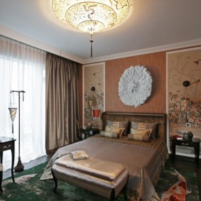 Rideaux bruns sur une fenêtre panoramique