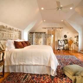 Lit haut avec draps blancs