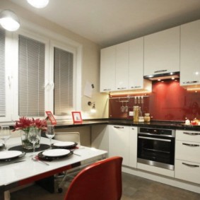 Jaluzele din aluminiu în bucătărie cu mobilier alb