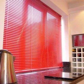 Roșii deschid jaluzele orizontale