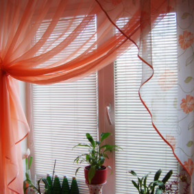 Combinație de tul cu jaluzele din plastic