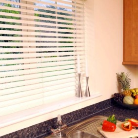 Lamele albe de jaluzele din plastic