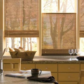 Jaluzele de bambus pe ferestrele de bucătărie