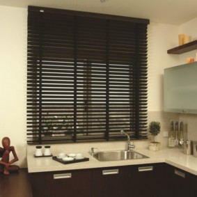 Jaluzele negre deasupra chiuvetei de bucătărie