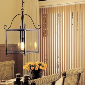 Lampa vintage deasupra mesei de luat masa