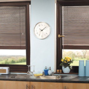 Ceas rotund pe stâlpii dintre ferestre