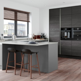 Mobilier gri în interiorul bucătăriei