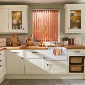 Jaluzele scurte din țesătură deasupra chiuvetei