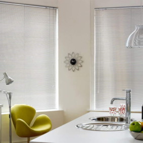 Masă albă cu chiuvetă de bucătărie