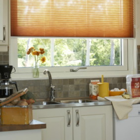 O chiuvetă în fața unei ferestre a bucătăriei într-o casă privată