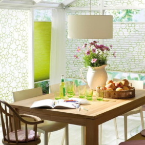 Flori proaspete într-un ulcior de lut