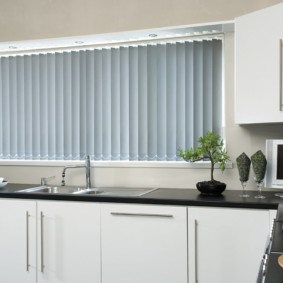 Unitate de bucătărie cu blat negru