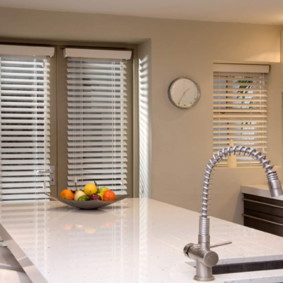 Placă de fructe pe blatul alb