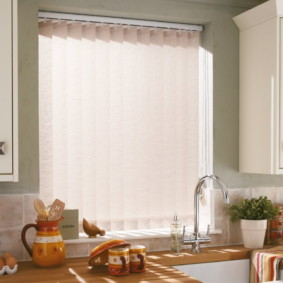Jaluzele verticale în deschiderea ferestrei bucătăriei