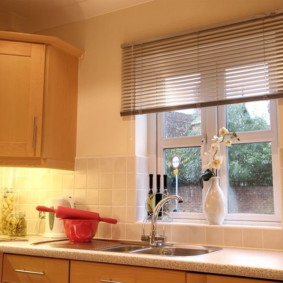 Lumina strălucitoare de la lampă sub dulapurile de perete