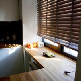 Blat de lucru din lemn în loc de pervaz de bucătărie