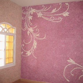 Stencil die op de muur trekt met vloeibaar behang