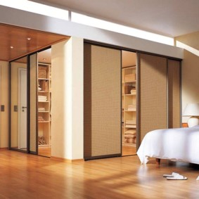 bruine kleedkamer in de slaapkamer