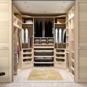 grote kleedkamer in de slaapkamer