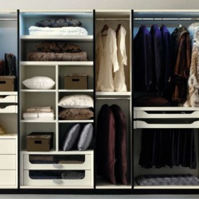 kleedkamer in een slaapkamerinrichting