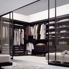 de kleedkamer in de slaapkamer is zwart