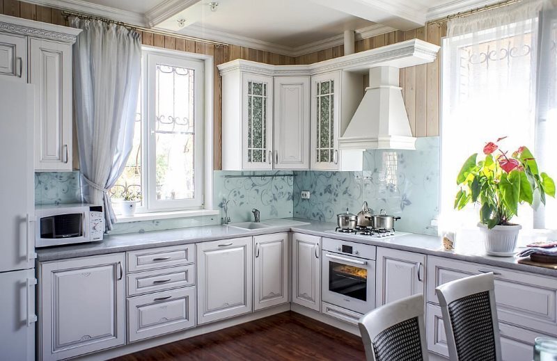 Hota deschisă peste o sobă într-o bucătărie rustică