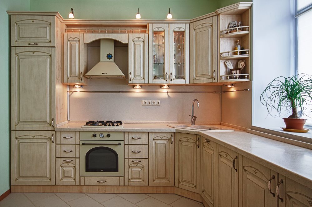 Κλασική κουζίνα σε σχήμα L με πατάρι στις προσόψεις