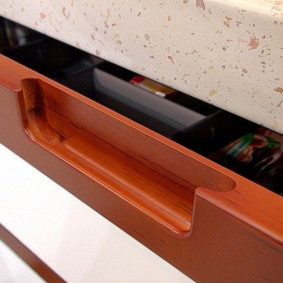 Τριμμένη λαβή στο συρτάρι της κουζίνας