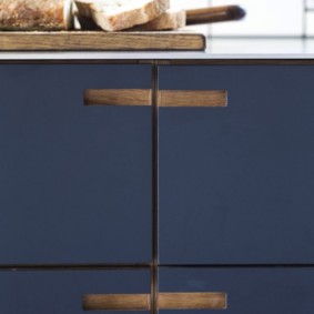 Μπροστινά πάνελ συρταριών με σχισμές αντί για λαβές