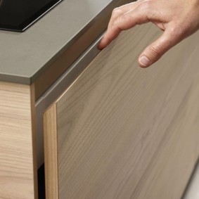 Μικρή γωνία του συρταριού κουζίνας αντί της λαβής