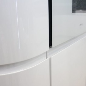 Ενσωματωμένη λαβή στην ημικυκλική πρόσοψη της κουζίνας