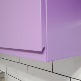 Βολική εσοχή στο κάτω μέρος της πόρτας του κρεμασμένου ντουλαπιού