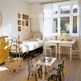 Chambre d'enfants de style champêtre lumineux