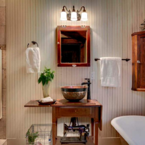 Serviette blanche sur un cintre dans la salle de bain