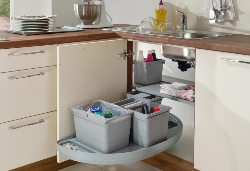 Ράφι καρουσέλ στο γωνιακό τμήμα της κουζίνας