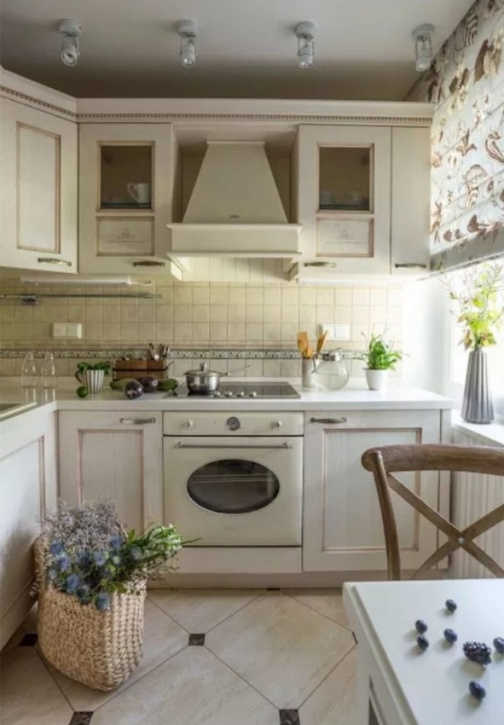 Plancher en céramique dans une petite cuisine rustique