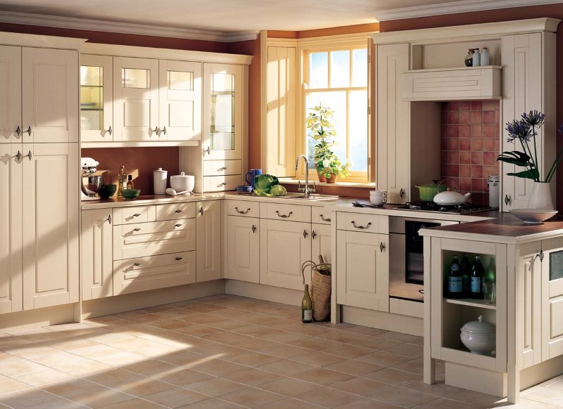 Placi ceramice pe podeaua bucătăriei într-o casă rurală