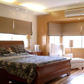 chambre avec un lit près des fenêtres