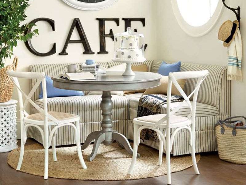 Mesa redonda de madera sobre alfombra tejida