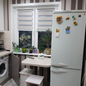 Rideaux roulés jour-nuit sur une fenêtre en plastique