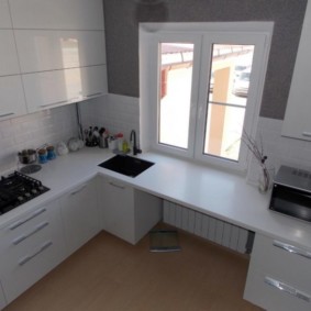 Cuisine moderne sans rideaux de fenêtre