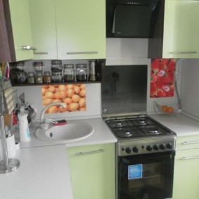 Poêle à gaz dans la cuisine en L