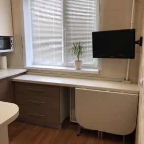 TV dans la cuisine sur une table pliante